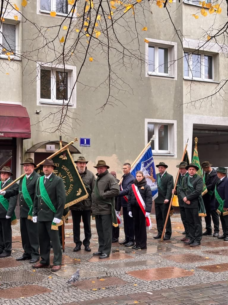 Mundury, kapelusze, sztandary — odprawa przed startem.