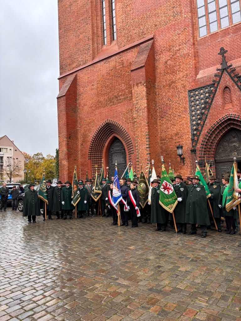 Sztandary zbierają się przed świątynią.