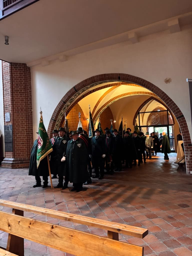 Wejście do środka. Ostrożnie, sztandar w górę!