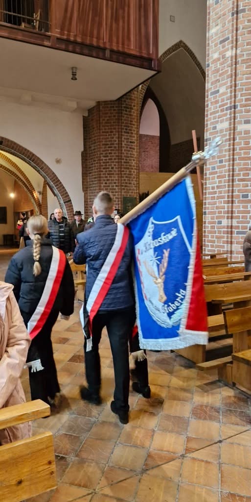 Sztandar w drodze do ołtarza.
