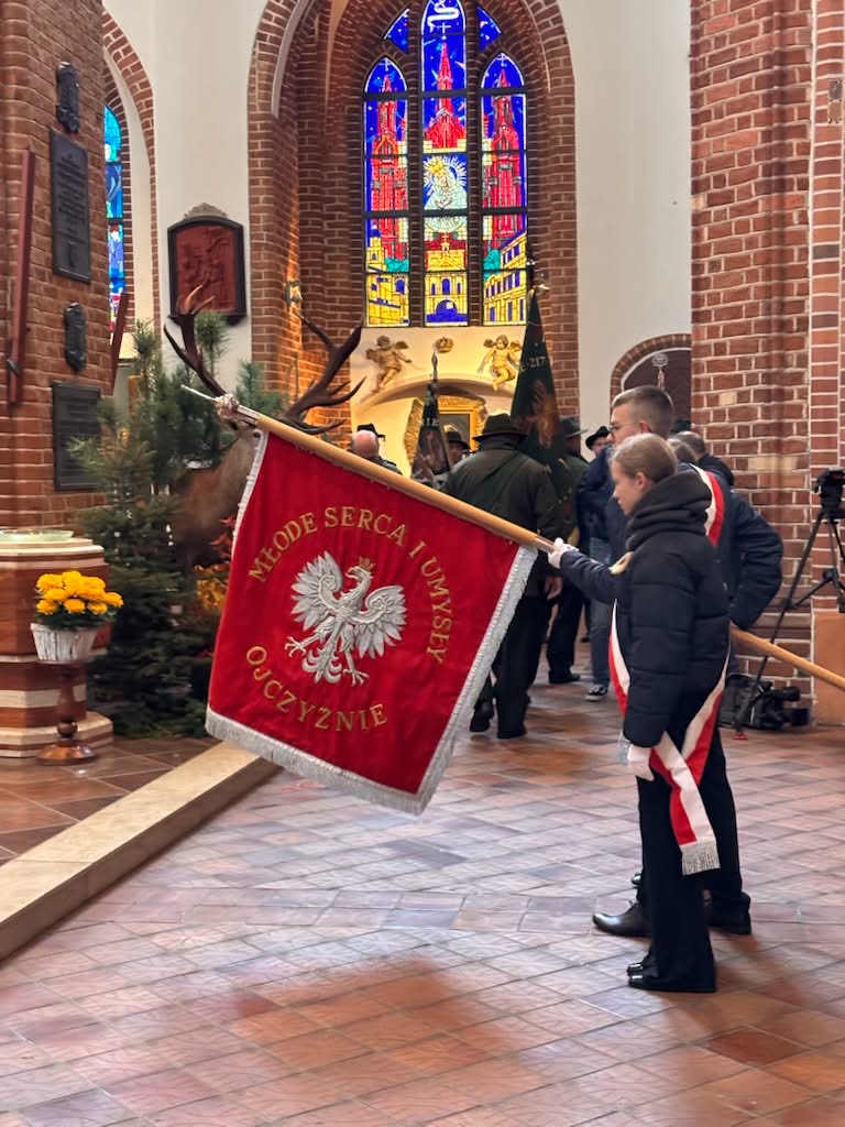 Poczty zajmują miejsca przy ołtarzu.