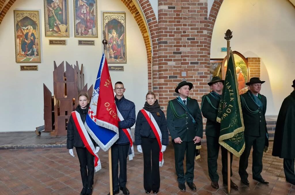 Poczet sztandarowy ZPO Kołbaskowo na mszy hubertowskiej w Szczecinie – zdjęcie 20