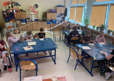 Klasa 1b podczas warsztatów majsterkowania